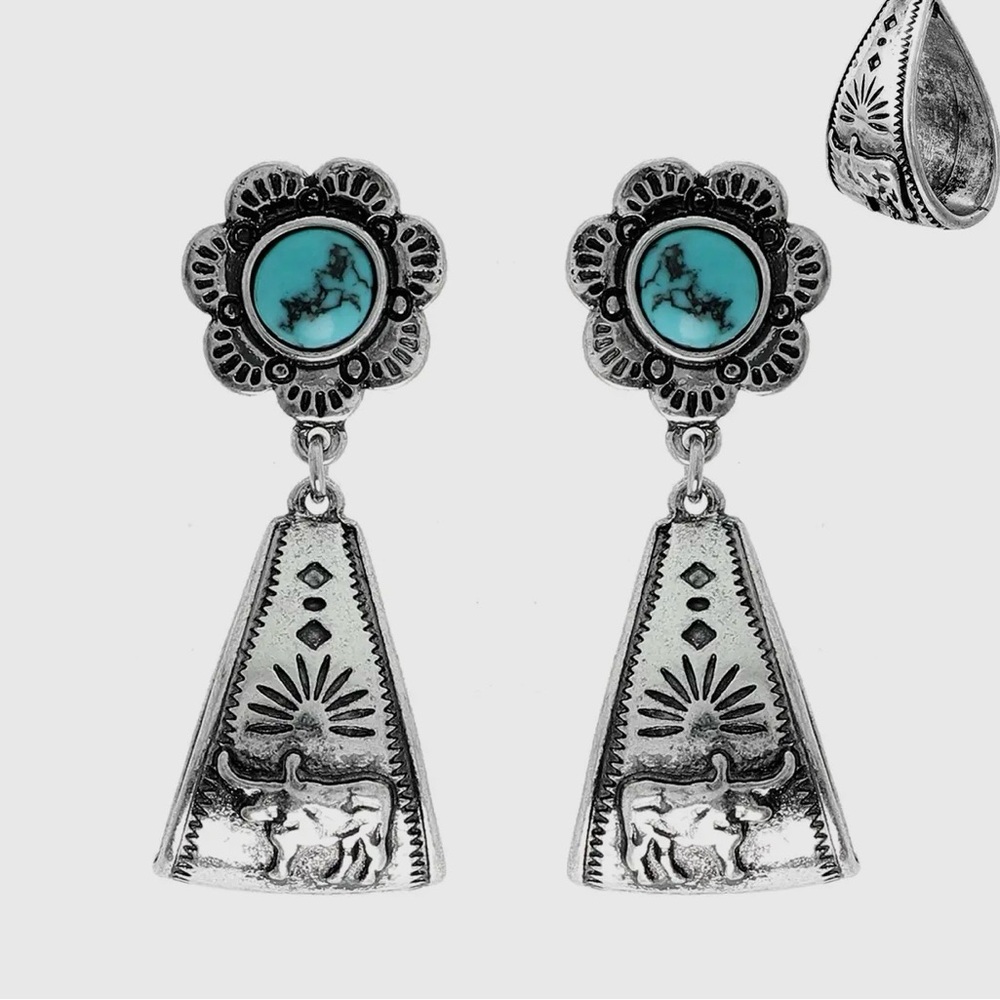 ♥️ New from our boutique the Meg western loop earrings♥️